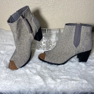 Tomé open toe booties